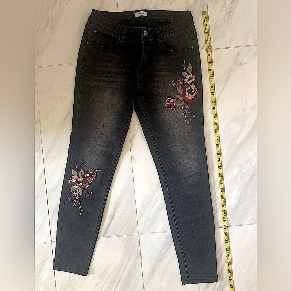 Kensie Jeans 28 Embroidered Floral Grey Skinny